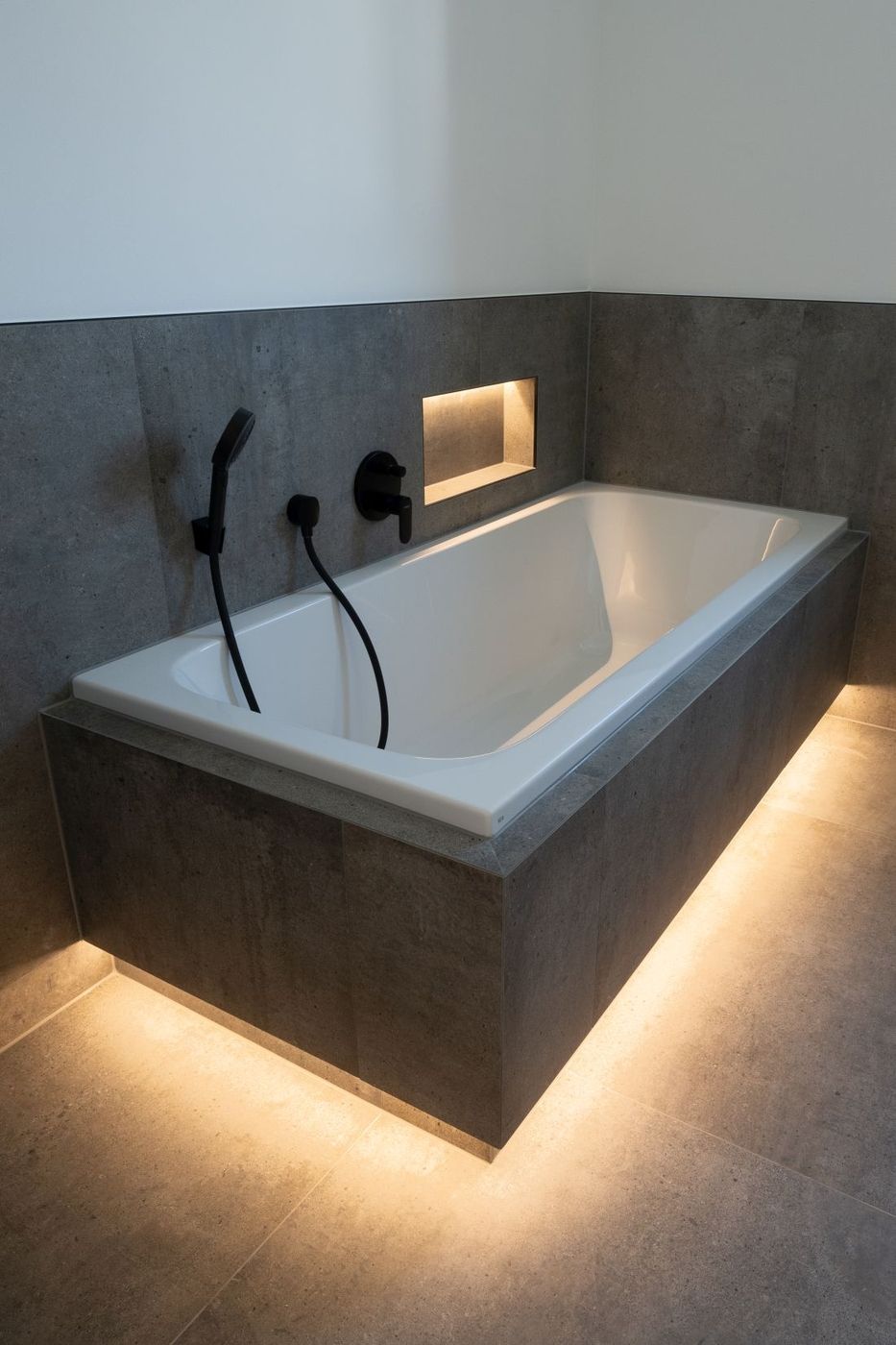 Moderner Badewannenbereich mit LED-Leuchten